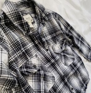 FOREVER 21 Black and White Cropped Flannel